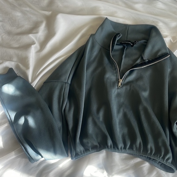 PRETTY LITTLE THING CROPPED SWEATER - Picture 3 of 3